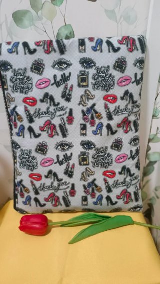 Funda Tablet Estampado Labios y Tacones