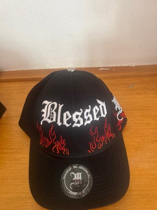 Gorra Negra Blessed con Llamas
