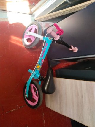 Bici sin pedales Btwin azul y rosa
