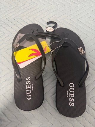 Chanclas Guess Negras con Detalles Plateados
