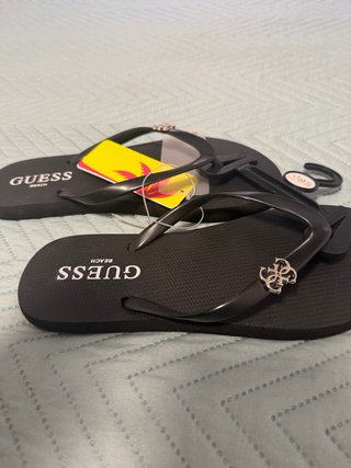 Chanclas Guess Negras con Detalles Plateados
