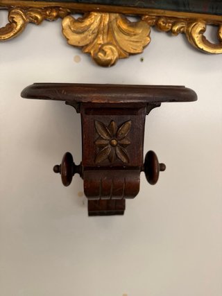 Repisa de madera tallada