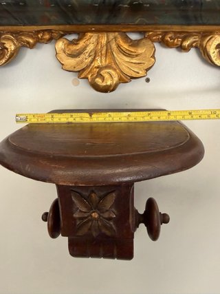 Repisa de madera tallada