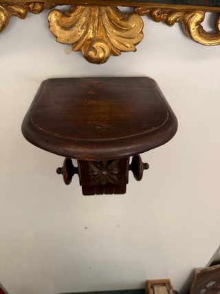 Repisa de madera tallada