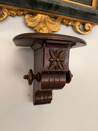 Repisa de madera tallada