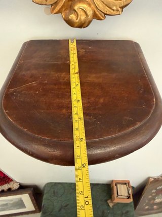 Repisa de madera tallada