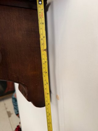 Repisa de madera tallada