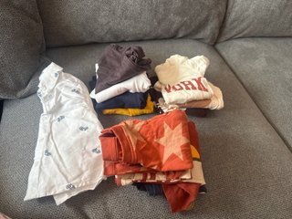 7 camisetas dibujos 4 lisas y una camisa 0-3 meses