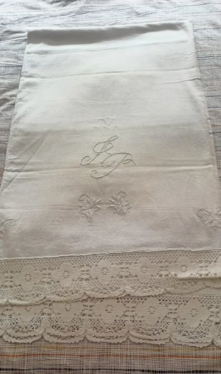 Sábanas bordadas a mano con encaje