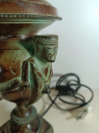 Lámpara de mesa antigua de metal