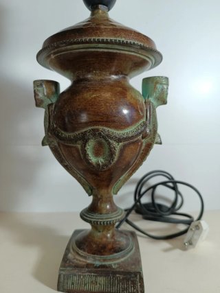 Lámpara de mesa antigua de metal