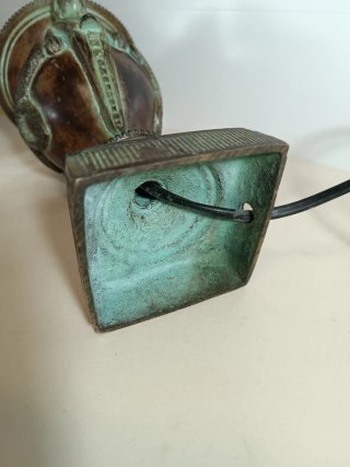 Lámpara de mesa antigua de metal