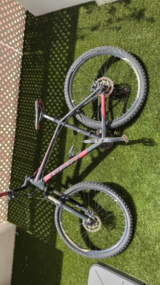 Bicicleta Giant Negra y Roja