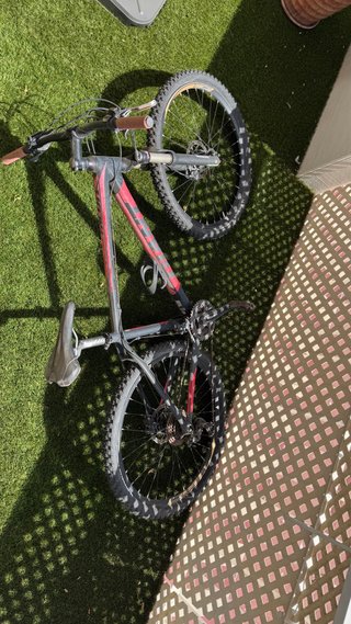 Bicicleta Giant Negra y Roja