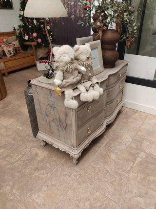 Cómoda antigua de madera