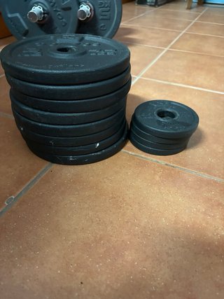 Banco multifuncion con barra y pesas