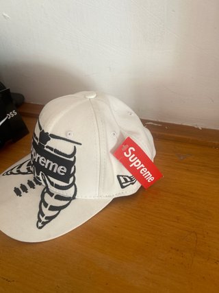 Gorra Supreme Esqueleto Blanca Negra