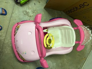 Coche de niña rosa a batería