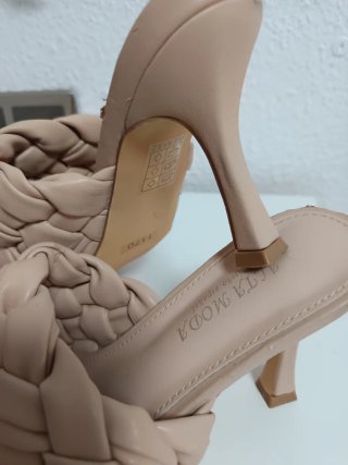 Sandalias Alta Moda Beige Trenzadas Tacón