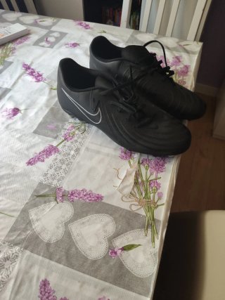 Zapatos de fútbol Nike negros