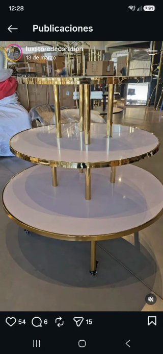 Estantería dorada y blanca para tienda