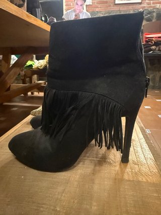 Botín negro con flecos