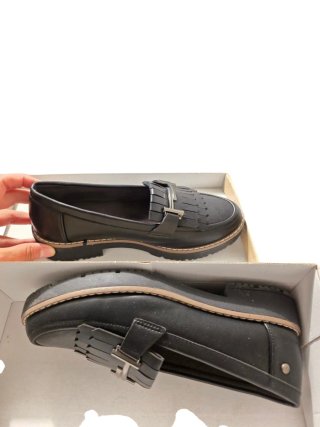 Zapatos negros elegantes con flecos