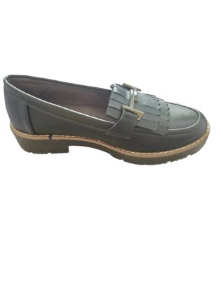 Zapatos negros elegantes con flecos