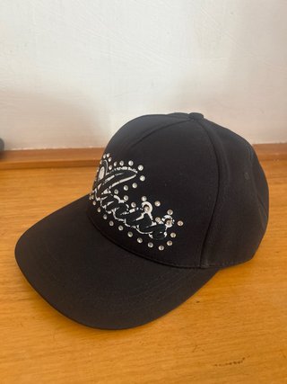 Gorra negra con pedrería AMIRI