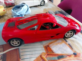 Coche a escala 1:18 Rojo