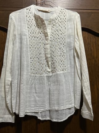 Blusa blanca con detalles dorados