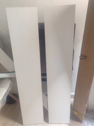 Estantería flotante blanca.