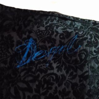 Abrigo Desigual Negro con Estampado Floral