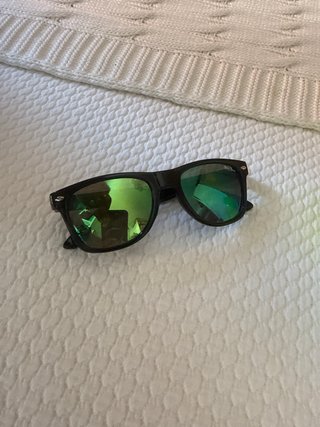 Gafas de sol infantiles negras y verdes