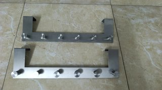 Percheros de puerta metálicos plateados