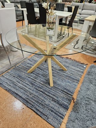 Mesa de cristal redonda y 4 sillas nórdicas