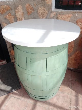 Mesa barril madera verde y blanca