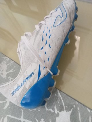Vendo las dos por 18 euros botas de Joma