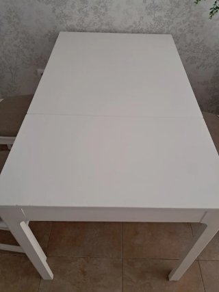 Mesa de comedor y 3 sillas blancas