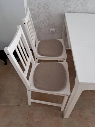 Mesa de comedor y 3 sillas blancas