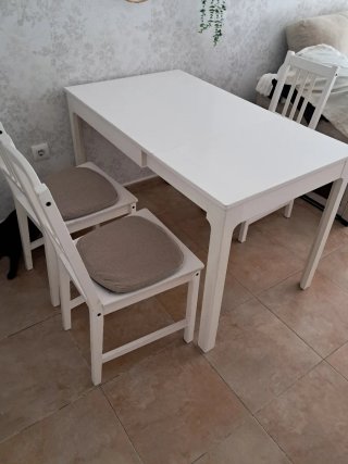 Mesa de comedor y 3 sillas blancas