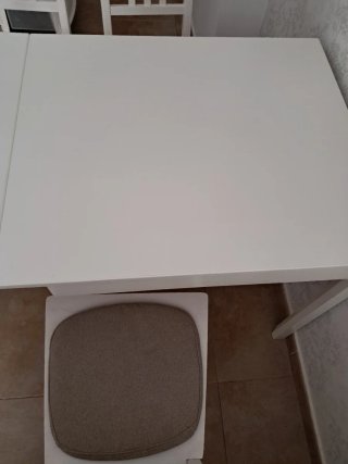 Mesa de comedor y 3 sillas blancas