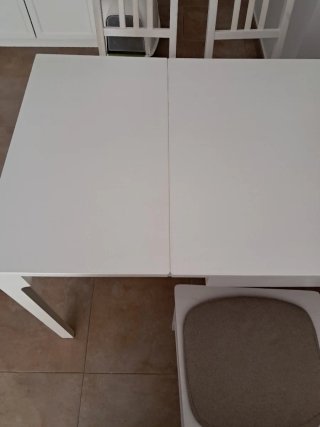 Mesa de comedor y 3 sillas blancas