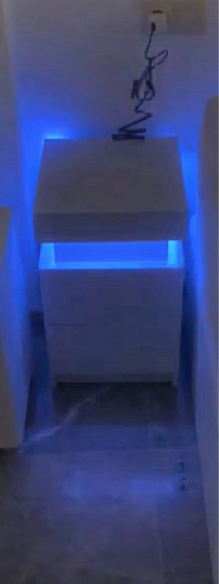 Mesitas de noche blancas con luz