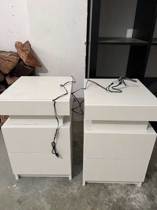 Mesitas de noche blancas con luz