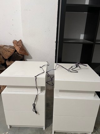 Mesitas de noche blancas con luz