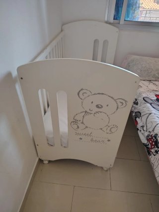 Cuna bebé con osito y ropa de cama