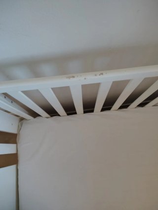 Cuna bebé con osito y ropa de cama
