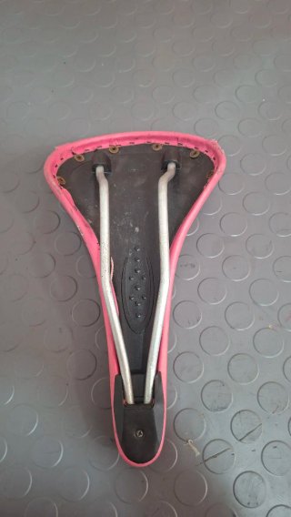 Sillín de bicicleta rosa