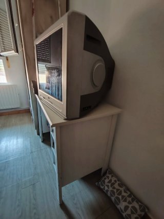 Escritorio blanco con baldas